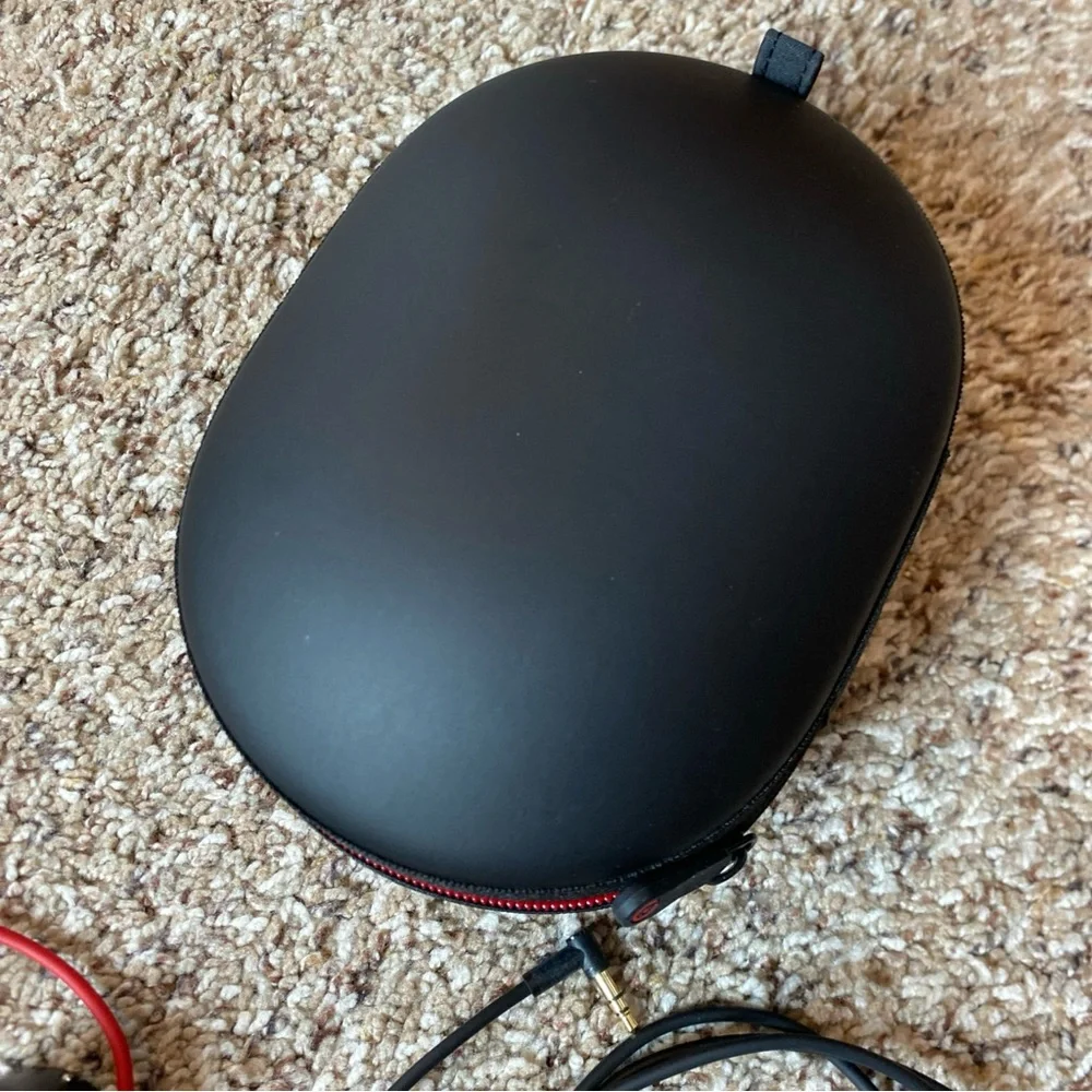 BEATS Wireless HD Hard Case And Charging Cord - Picture 3 of 7